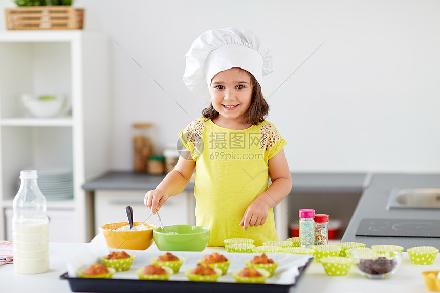 家庭,烹饪,烘焙人们的快乐的小女孩厨师的口吃,家里的厨房松饼纸杯蛋糕的糊厨师里的小女孩家烤松饼厨师里图片
