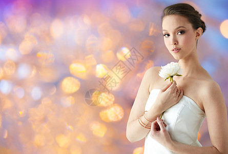 美丽,珠宝,人奢侈的美丽的亚洲妇女新娘穿着连衣裙与牡丹花,金戒指手镯假日灯光美丽的亚洲女人带着鲜花珠图片