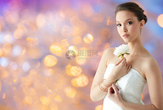 美丽,珠宝,人奢侈的美丽的亚洲妇女新娘穿着连衣裙与牡丹花,金戒指手镯假日灯光美丽的亚洲女人带着鲜花珠图片