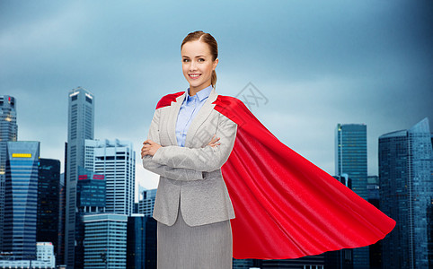 商业,女权力人的微笑的女商人超级英雄斗篷新加坡城市摩天大楼的穿超级英雄斗篷的女商人城市上空穿图片