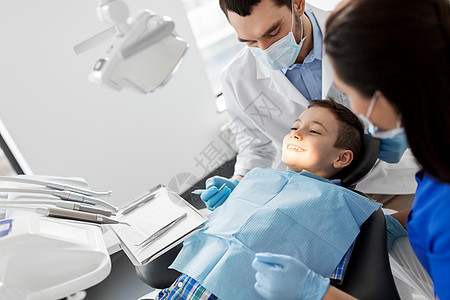 医学,牙科医疗保健牙科医生与口腔镜检查儿童牙齿牙科诊所牙科诊所检查儿童牙齿牙科诊所检查儿童牙齿图片