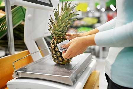 购物销售消费主义人们的观念杂货店里称菠萝的女人杂货店里秤菠萝的女人杂货店里秤菠萝的女人图片