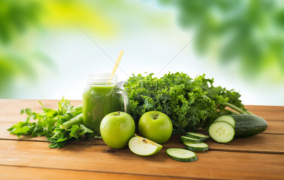 健康的饮食,食物,饮食素食的璃杯梅森罐与绿色果汁,水果蔬菜木制桌子上的自然背景梅森罐子里果汁绿色蔬菜图片