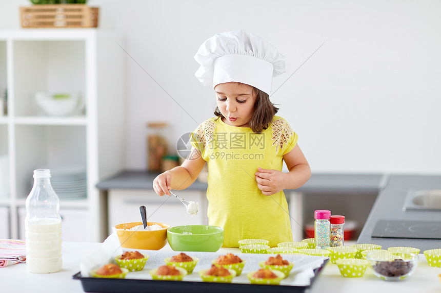 家庭,烹饪,烘焙人的小女孩厨师的口吃制作糊松饼纸杯蛋糕家里厨房厨师里的小女孩家烤松饼厨师里的小女孩家图片