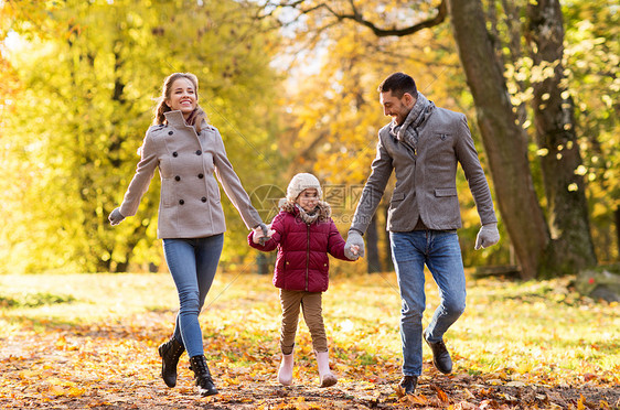 家庭,季节人的快乐的母亲,父亲小女儿秋天的公园散步快乐的家人秋天的公园散步快乐的家人秋天的公园散步图片