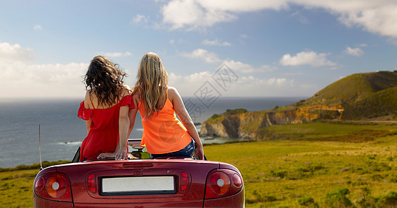 暑假,公路旅行旅游快乐的朋友驾驶敞篷汽车加州大海岸背景朋友们开着敞篷车大苏尔朋友们开着敞篷车大苏尔图片