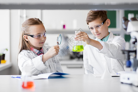 教育,科学儿童孩子学生与试管放大镜学校实验室学化学化学课上烧瓶放大镜的孩子化学课上烧瓶放大镜的孩图片