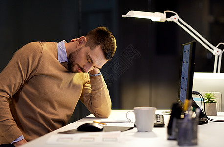 商业,截止日期健康疲惫的男人颈部疼痛夜间办公室工作疲劳的人脖子疼,夜间办公室工作疲劳的人脖子疼,夜间办公图片