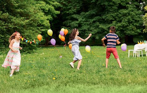 友谊,童,休闲人的群快乐的孩子朋友夏季公园的生日聚会上玩标签游戏快乐的孩子们生日聚会上玩标签游戏快乐的图片