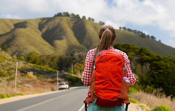 旅行,旅游徒步旅行的轻的女人带着背包加州大山背景带着背包大丘上旅行的女人带着背包大丘上旅行的女人图片