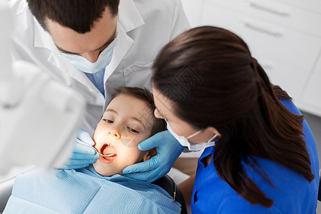 医学,牙科医疗保健牙科医生与口腔镜检查儿童牙齿牙科诊所牙科诊所检查儿童牙齿牙科诊所检查儿童牙齿图片
