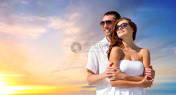 爱情,夏天关系的快乐的微笑夫妇戴着太阳镜夜空的背景戴着太阳镜的幸福微笑的夫妇戴着太阳镜的幸福微笑的夫妇图片