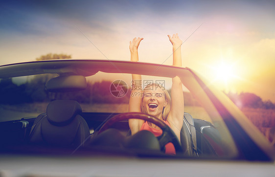 旅行,暑假,公路旅行人们的快乐的轻女人敞篷汽车享受阳光开敞篷车的快乐轻女人开敞篷车的快乐轻女人图片