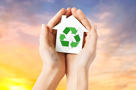 生态环境保护理念夜空背景上用绿色回收标志紧紧握住房子手着绿色回收标志的房子手着绿色回收标志的房子图片
