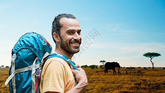 冒险,旅行,旅游,徒步旅行人的微笑的人与背包非洲热带草原背景微笑的人带着背包非洲草原上微笑的人带着背包非洲图片