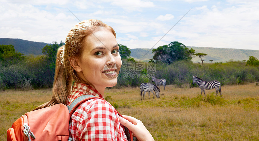 冒险,旅行,旅游,徒步旅行人的微笑的轻妇女与背包斑马非洲草原背景快乐的女人带着背包非洲草原上快乐的女人带图片