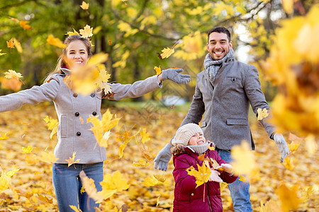 家庭,季节人的快乐的母亲,父亲小女儿公园玩秋叶快乐的家庭公园玩秋叶快乐的家庭公园玩秋叶图片