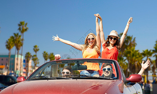 休闲,公路旅行,旅行人们的快乐的朋友驾驶敞篷汽车挥手威尼斯海滩背景加利福尼亚朋友们威尼斯海滩开车朋图片