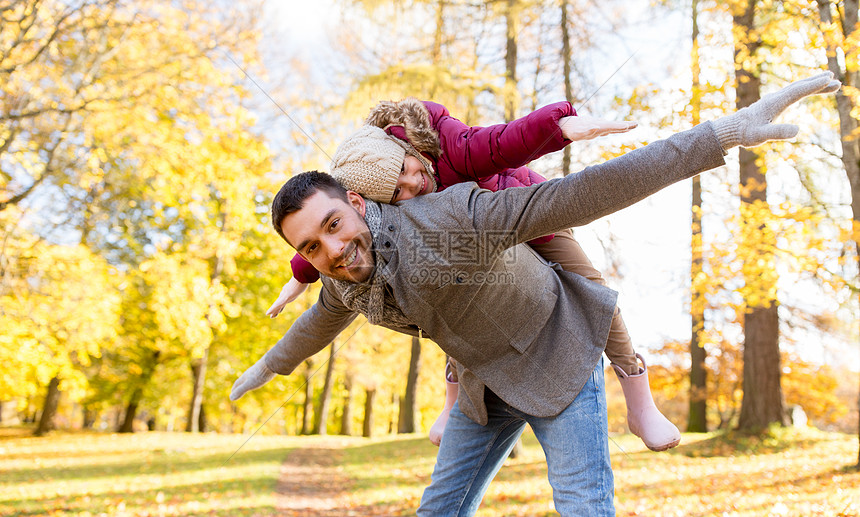 家庭,季节人的快乐的父亲小女儿秋天的公园玩快乐的父亲女儿秋天的公园玩耍快乐的父亲女儿秋天的公园玩耍图片