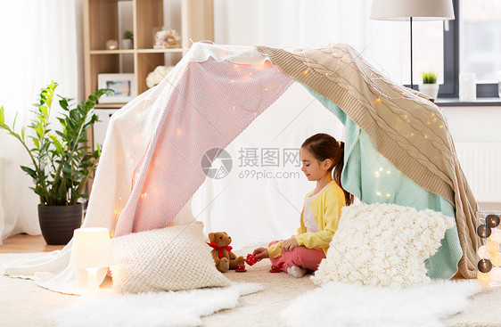 童潮格快乐的小女孩泰迪熊孩子们的帐篷里玩茶话会小女孩家孩子们的帐篷里玩茶话会小女孩家孩子们的帐篷里图片