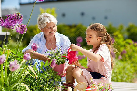 快乐的祖母孙女夏季花园种花图片