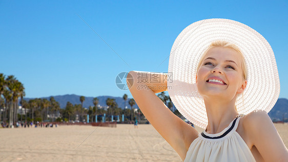 旅行,旅游暑假美丽的女人戴着帽子,加州威尼斯海滩背景上享受阳光美丽的女人威尼斯海滩上享受夏天美丽的女人威尼图片