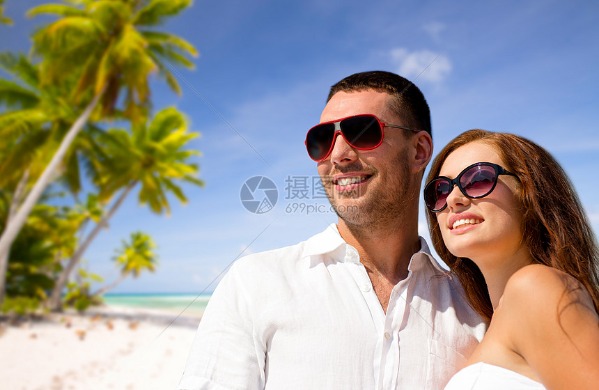 旅行,旅游暑假幸福的微笑夫妇戴着太阳镜热带海滩背景法属波利尼西亚热带海滩上戴着太阳镜的幸福夫妇热带海滩上图片