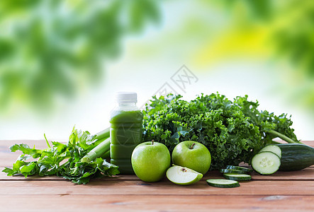 健康饮食,食物,饮食素食瓶与绿色果汁,水果蔬菜木制桌子上的自然背景用绿色果汁蔬菜瓶子图片