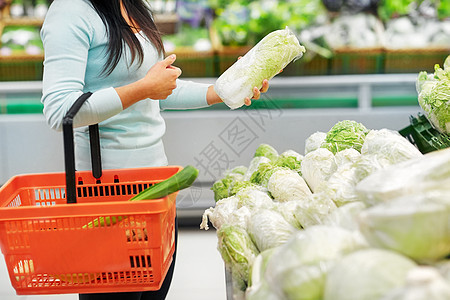 销售,购物,食品,消费主义人的女人带着篮子杂货店买大白菜杂货店里篮子大白菜的女人图片