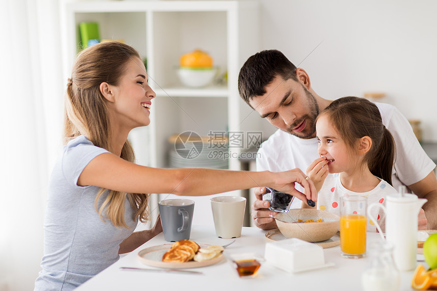 家庭,饮食人的快乐的母亲,父亲女儿家里吃早餐幸福的家庭家里吃早餐图片