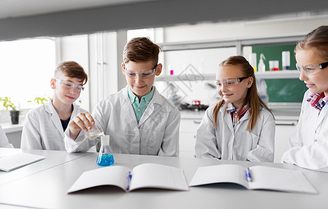 教育科学化学儿童学校实验室进行试管制作实验的儿童学生试管的孩子学校学化学图片