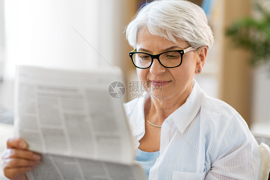 中老年妇女在家阅读报纸图片