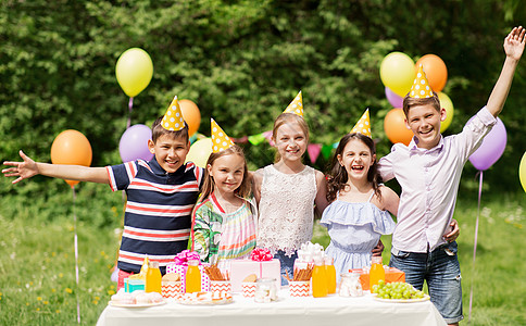拿气球女孩夏季花园快乐的孩子生日聚会背景