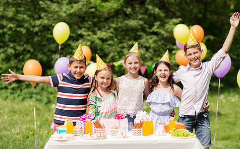 夏季花园快乐的孩子生日聚会图片