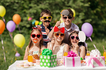 假期,童庆祝快乐的孩子与派道具夏季生日快乐的孩子夏天的生日用派道具图片