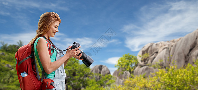 旅行,旅游摄影快乐的轻妇女背包相机背景的塞舌尔岛塞舌尔群岛上背包照相机的女人图片