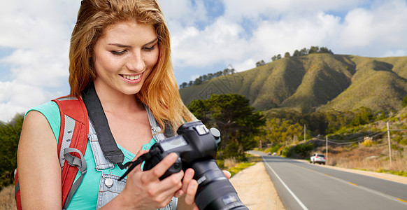 旅行,旅游摄影快乐的轻女人,背包相机拍摄加州背景的大丘女人带着背包相机大丘上图片