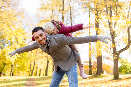 家庭,季节人的快乐的父亲小女儿秋天的公园玩快乐的父亲女儿秋天的公园玩耍图片