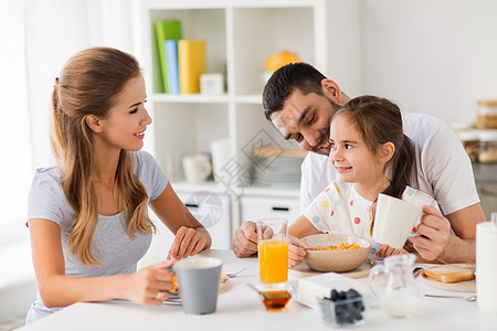 家庭,饮食人的快乐的母亲,父亲女儿家里吃早餐幸福的家庭家里吃早餐图片