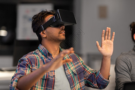 截止日期,增强现实技术创造的人与虚拟耳机3D眼镜办公室办公室虚拟现实耳机中的创意人背景图片