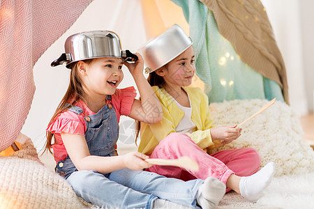 童潮湿的快乐的小女孩家里的孩子帐篷里玩炊具带厨房用具的女孩家里的帐篷里玩图片