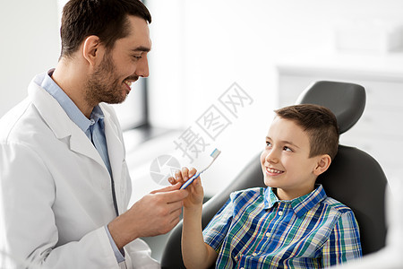 医学,牙科保健男牙医牙科诊所给儿童病人牙刷牙医诊所给儿童病人送牙刷图片