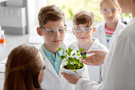 外国学生教育,科学学校学生教师与植物生物课生物课上植物的学生老师背景