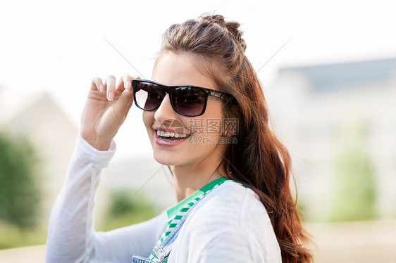 夏天,眼镜人的快乐微笑的轻女人十几岁的女孩户外太阳镜的肖像户外戴太阳镜的轻女人的肖像图片