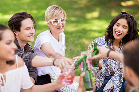 休闲,人庆祝快乐的朋友夏季公园碰碰非酒精饮料快乐的朋友们夏天的公园里喝着饮料图片