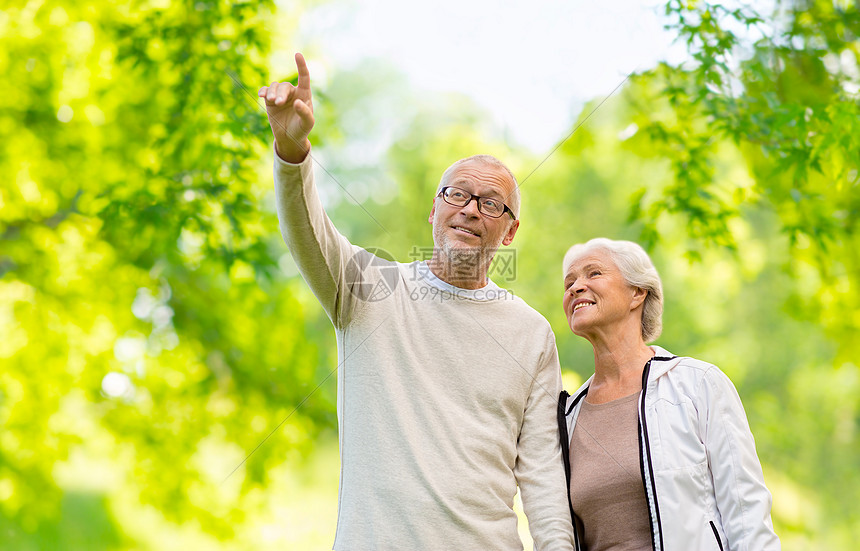老人人的幸福的老夫妇超过绿色的自然背景幸福的老夫妇着绿色的自然背景图片
