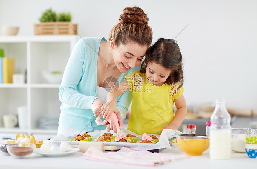 妈妈和女儿在家制作纸杯蛋糕图片