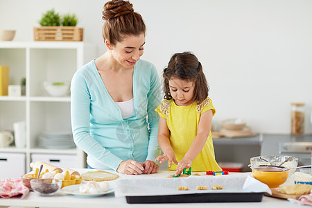 家庭,烹饪人们的快乐的母亲小女儿用模具家里厨房用饼干快乐的母亲女儿家饼干图片