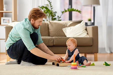 家庭,父亲人的快乐的红头发父亲小宝贝女儿家里玩玩具积木套件爸爸宝宝家玩玩具积木图片