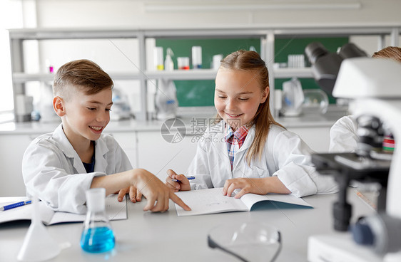 教育科学儿童快乐的孩子学校实验室学化学孩子们学校实验室学化学图片